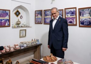 بازدید رئیس جمهور از مسجد کبود ایروان و اقامه نماز با نمازگزاران